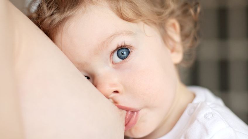 Długie karmienie piersią, szczególnie nocą, sprzyja rozwojowi próchnicy - twierdzą stomatolodzy.