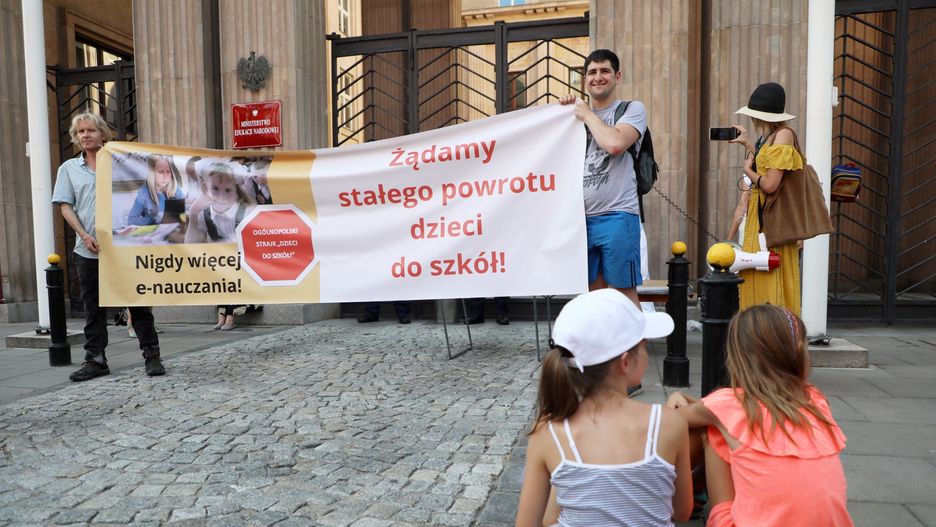Strajk rodziców pod MEN