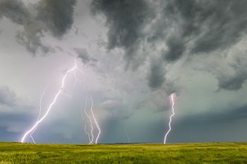 Potężny piorun uderzył w policyjny samochód w Oklahomie w USA. Cud, że w środku nikogo nie było