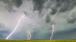 Potężny piorun uderzył w policyjny samochód w Oklahomie w USA. Cud, że w środku nikogo nie było