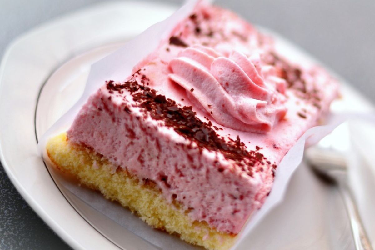 Strawberry cake without baking is the perfect summer dessert.