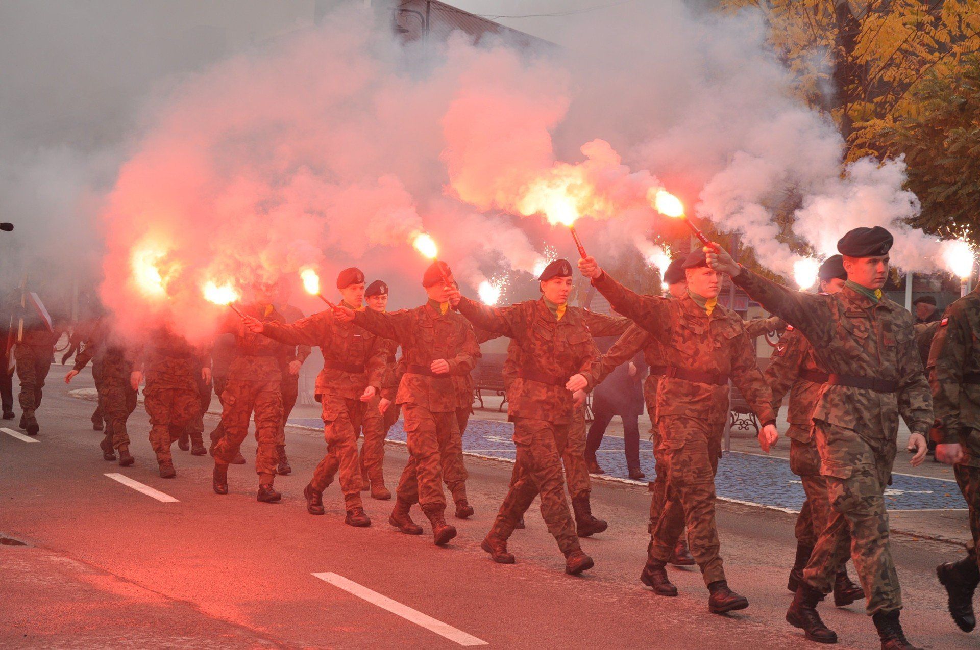 Święto Niepodległości w Końskich. Marsz sprzed Pomnika Wdzięczności do kolegiaty św. Mikołaj