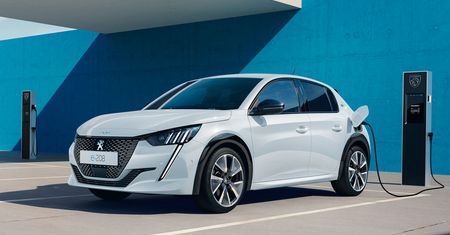 Peugeot e-208 dostał lepszy napęd. Ma więcej mocy i zajedzie dalej