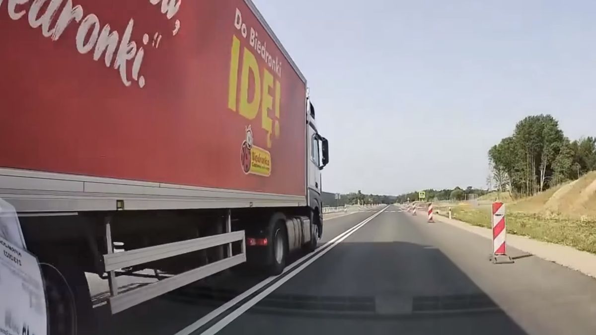 Szaleńczy manewr kierowcy ciężarówki z logiem Biedronki
