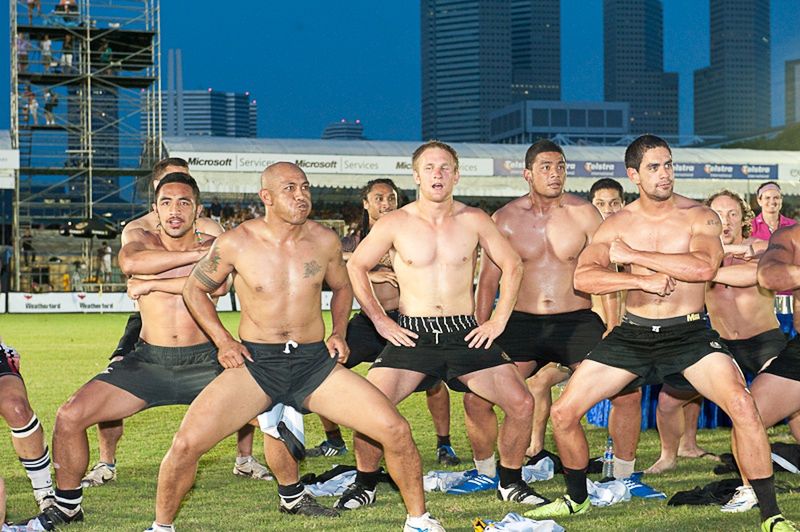 Zawodnicy drużyny rugby SCC Rugby Sevens tańczący hakę