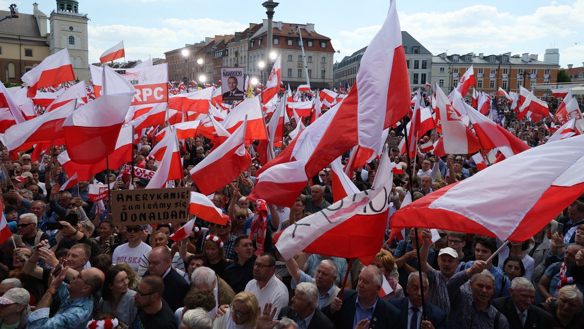 Warszawa, 25.05.2025. Wybory prezydenta RP - kampania przed II turą. "Wielki Marsz za Polską", 25 bm. zwolenników kandydata Komitetu Obywatelskiego w wyborach prezydenckich, popieranego przez PiS prezesa IPN Karola Nawrockiego w II turze wyborów na fotel prezydenta RP. Jego trasa wiedzie z ronda gen. de Gaulla na plac Zamkowy. (amb) PAP/Piotr Nowak