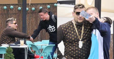 Popek fotografuje się z fanami w Warszawie. Nie zmienia swetra (FOTO)