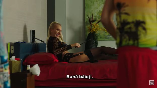 OSTRZEGAMY: Aneta Glam zagrała w rumuńskiej komedii! Wcieliła się w postać odzianej w lateks uwodzicielki z pejczem (WIDEO)