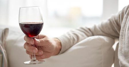 Picie butelki wina tygodniowo zwiększa ryzyko raka. Alkohol jest tak samo szkodliwy jak papierosy
