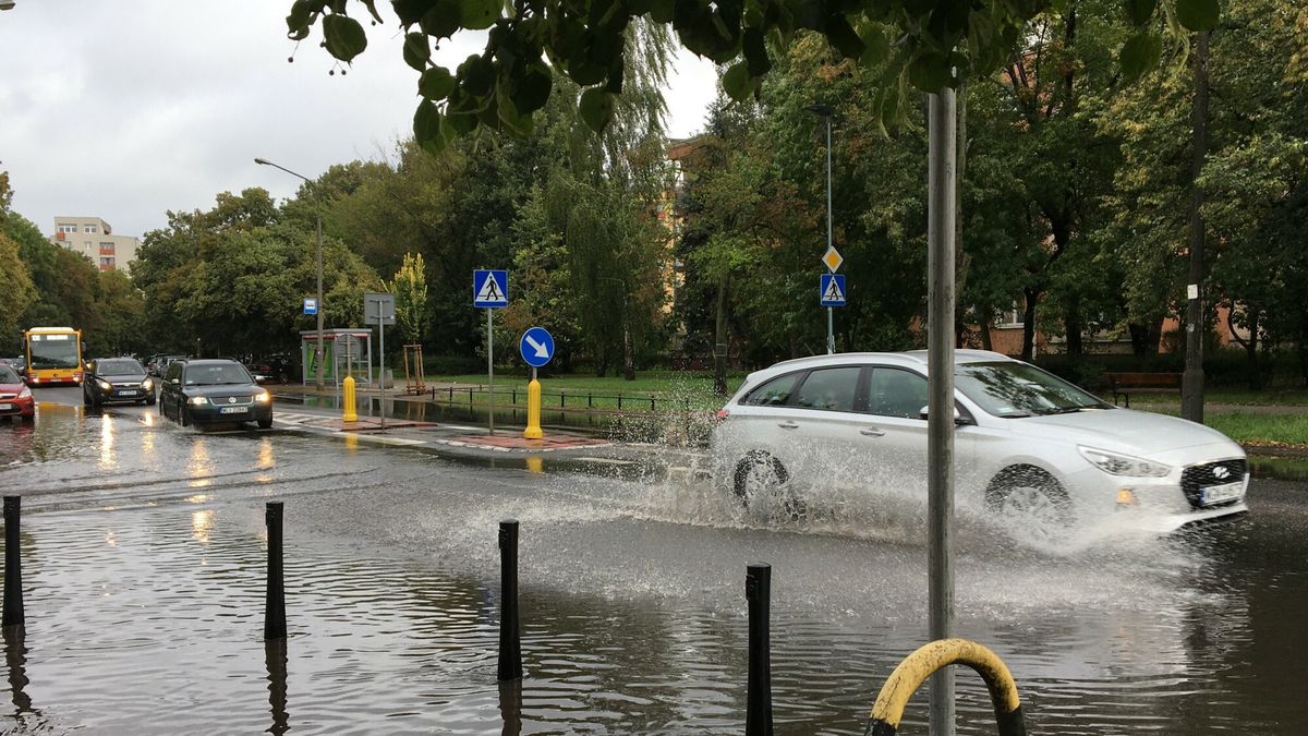 Próba przejechania autem przez rozlewisko to nie jest dobry pomysł - przestrzega Polska Izba Ubezpieczeń
