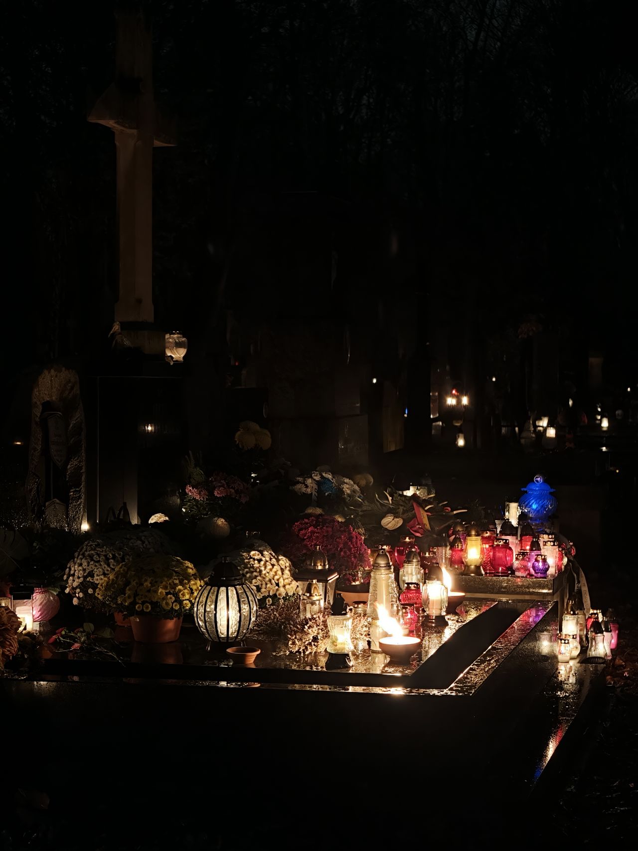 Fotografia nocna w trybie Zdjęcie z teleobiektywu, standardowo i z aktywną funkcją Ultranoc.
