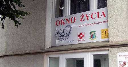 Noworodek znaleziony w oknie życia w Koszalinie