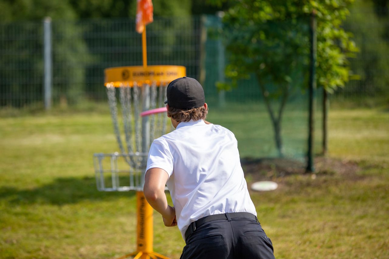 Czeladź: Otwarto profesjonalne pole do gry w disc golfa