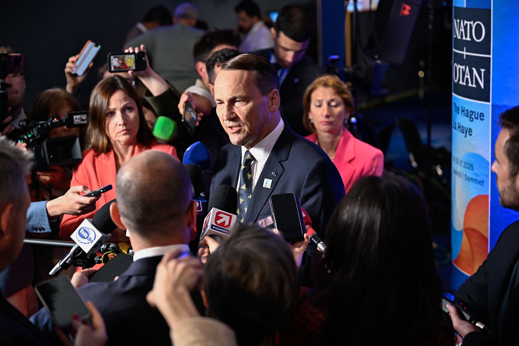 Haga, Holandia, 24.06.2025. Minister spraw zagranicznych Radosław Sikorski (C) podczas konferencji prasowej w Hadze, 24 bm. Prezydent RP oraz szefowie MSZ i MON biorą udział w szczycie NATO. (jm) PAP/Wiktor Dąbkowski