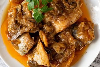 Nie tylko po kaszubsku. Te śledzie znikają szybciej niż sałatka jarzynowa