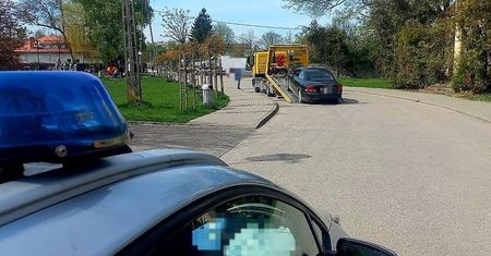 Wypadł z auta. 31-latek kompletnie pijany