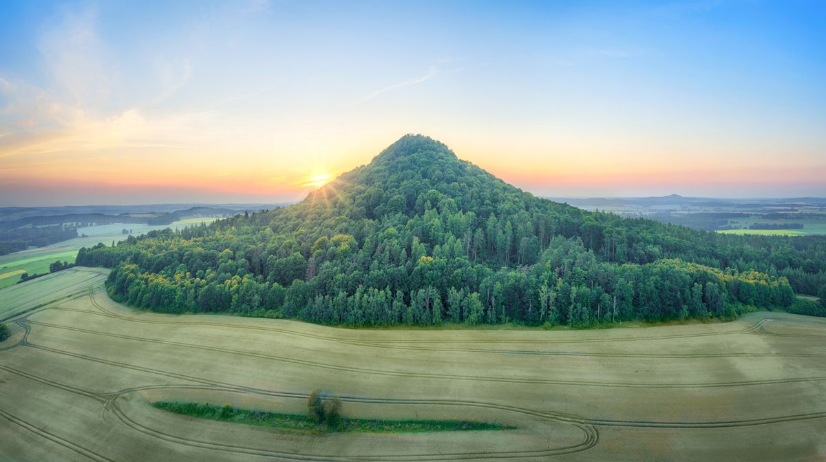 Wygasły wulkan Ostrzyca (501 m n.p.m) w Górach Kaczawskich na terenie województwa dolnośląskiego 