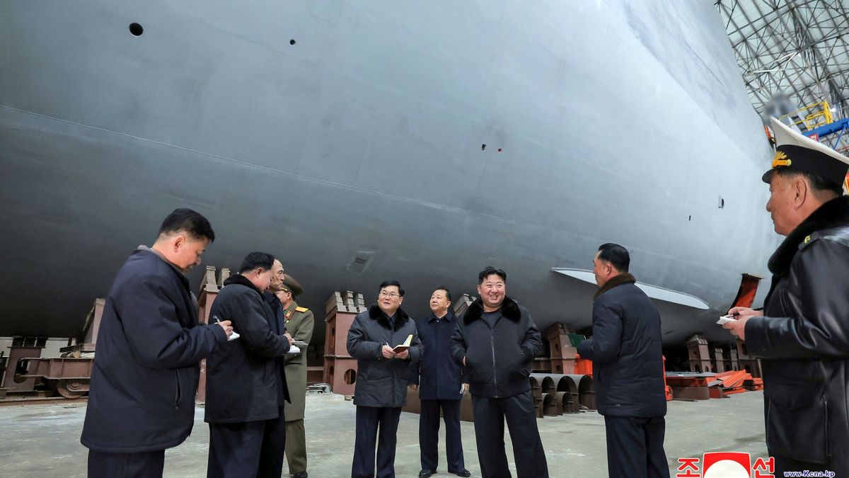 Kim Dzong Un odwiedzi? stoczni?
This undated picture released from North Korea's official Korean Central News Agency (KCNA) via KNS on March 8, 2025 shows North Korean leader Kim Jong Un (3rd R) inspecting a shipbuilding project at a major shipyard at an undisclosed location in North Korea. (Photo by KCNA VIA KNS / AFP) / South Korea OUT / ---EDITORS NOTE--- RESTRICTED TO EDITORIAL USE - MANDATORY CREDIT "AFP PHOTO/KCNA VIA KNS" - NO MARKETING NO ADVERTISING CAMPAIGNS - DISTRIBUTED AS A SERVICE TO CLIENTS / THIS PICTURE WAS MADE AVAILABLE BY A THIRD PARTY. AFP CAN NOT INDEPENDENTLY VERIFY THE AUTHENTICITY, LOCATION, DATE AND CONTENT OF THIS IMAGE --- /
STR