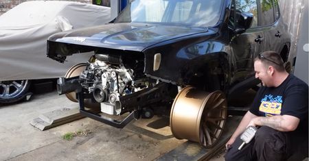 Potwór w skórze Renegade'a. Czyli Jeep z HEMI V8 w szalonym projekcie youtubera