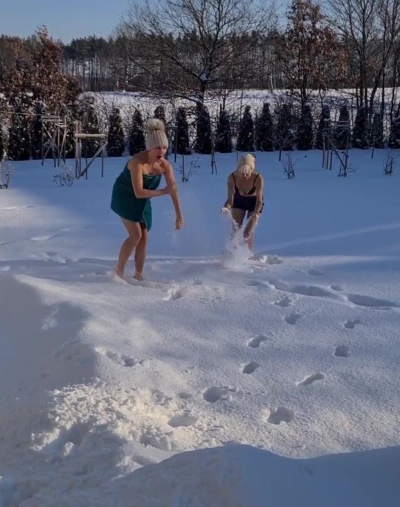 Anna Samusionek morsuje na sucho, odziana jedynie w ręcznik