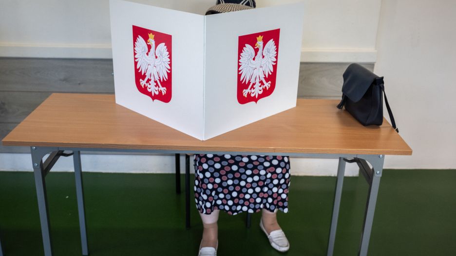 Włocławek, 21.07.2024. Jedna z komisji wyborczych we Włocławku, 21 bm. Trwają wybory uzupełniające do Senatu w okręgu nr 13, który obejmuje Włocławek oraz powiaty: włocławski, aleksandrowski, lipnowski i radziejowski. Wybory odbywają się w związku ze zwolnieniem mandatu senatora przez Krzysztofa Kukuckiego, który został wybrany na prezydenta Włocławka. O mandat ubiega się trzech kandydatów - Jarosław Chmielewski z PiS, Stanisław Pawlak z Lewicy oraz Tomasz Sikorowski z Konfederacji. (ad) PAP/Tytus Żmijewski