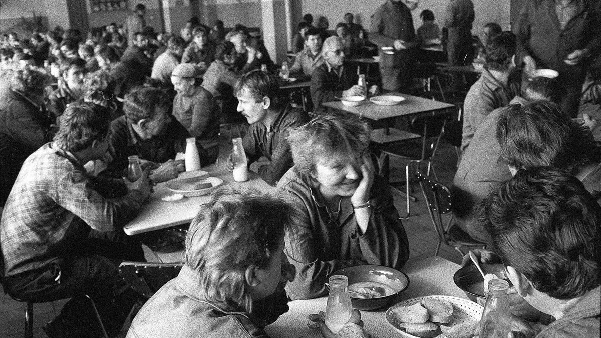 W czasach PRL-u popularne były stołówki zakładowe