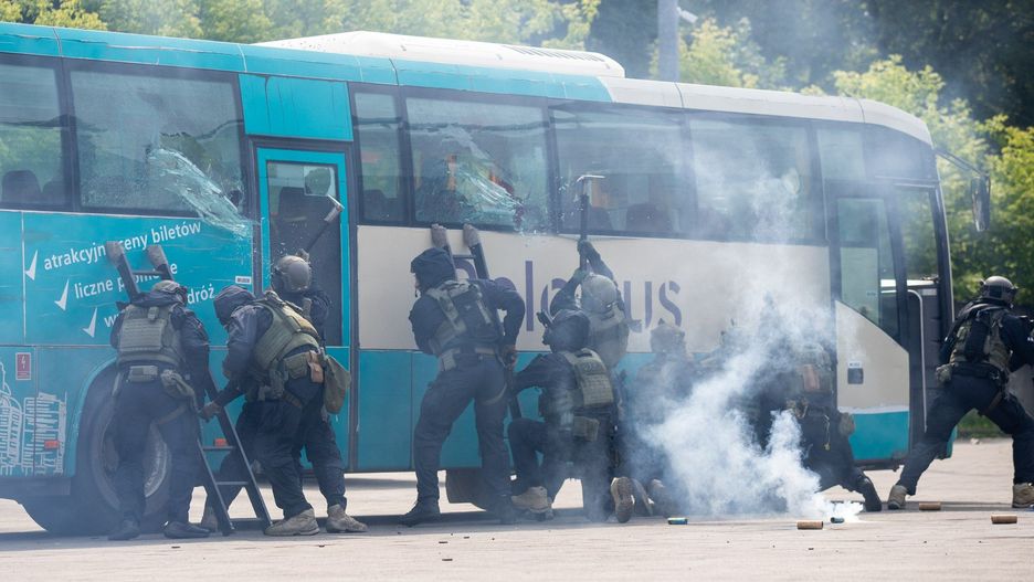 Ćwiczenia na dworcu autobusowym w Toruniu