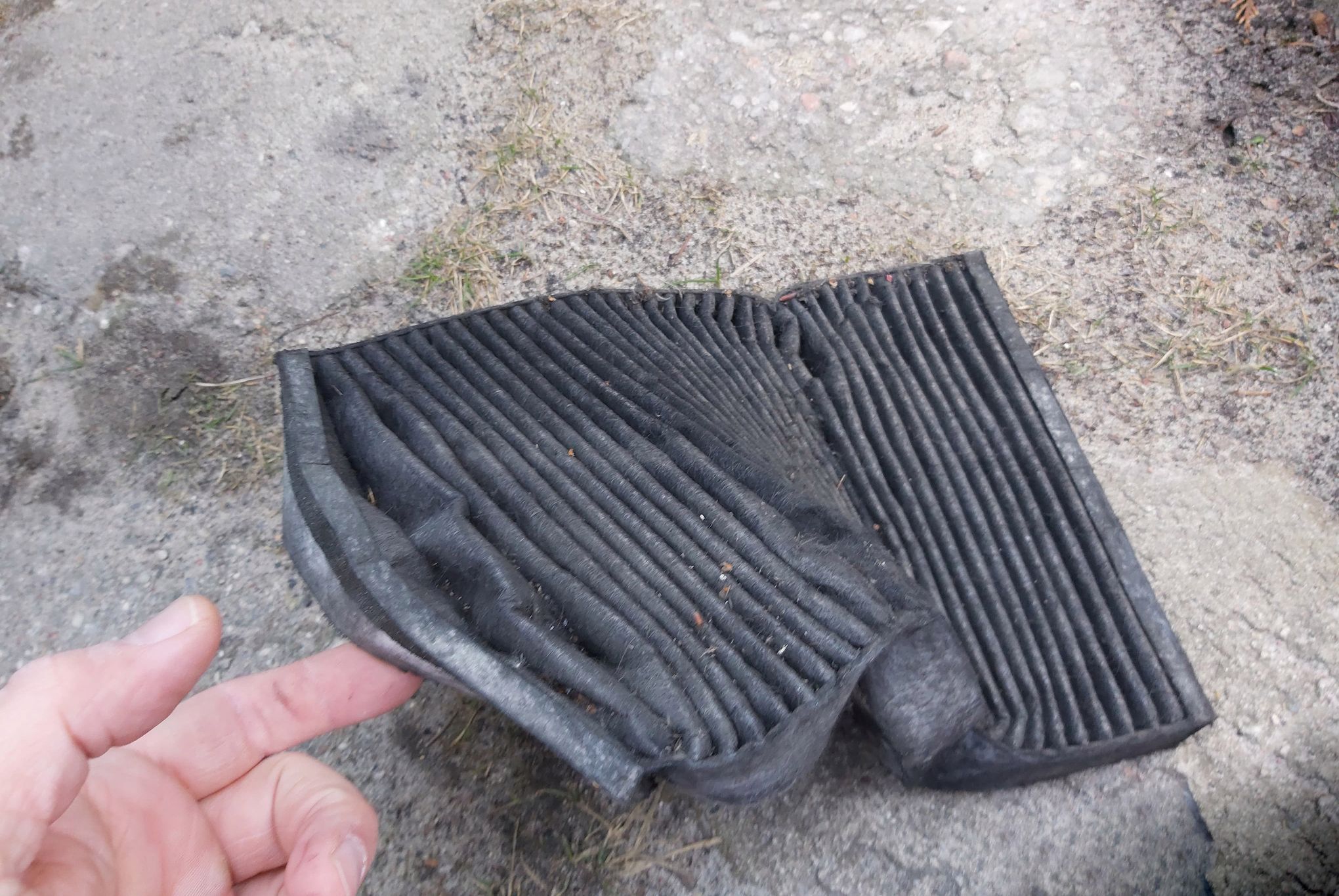 Tak wygląda filtr kabinowy po wyjęciu z auta. Prawdopodobnie mechanik się spieszył, bo nie sądzę, by tak zamontował go dla siebie właściciel pojazdu.