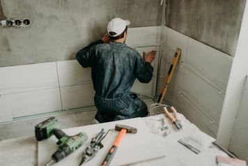 Planujesz remont małej kuchni lub łazienki? Na taki koszt musisz się przygotować