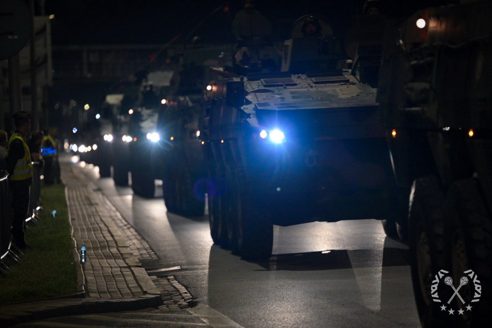 Nocny przejazd czołgów przez Warszawę