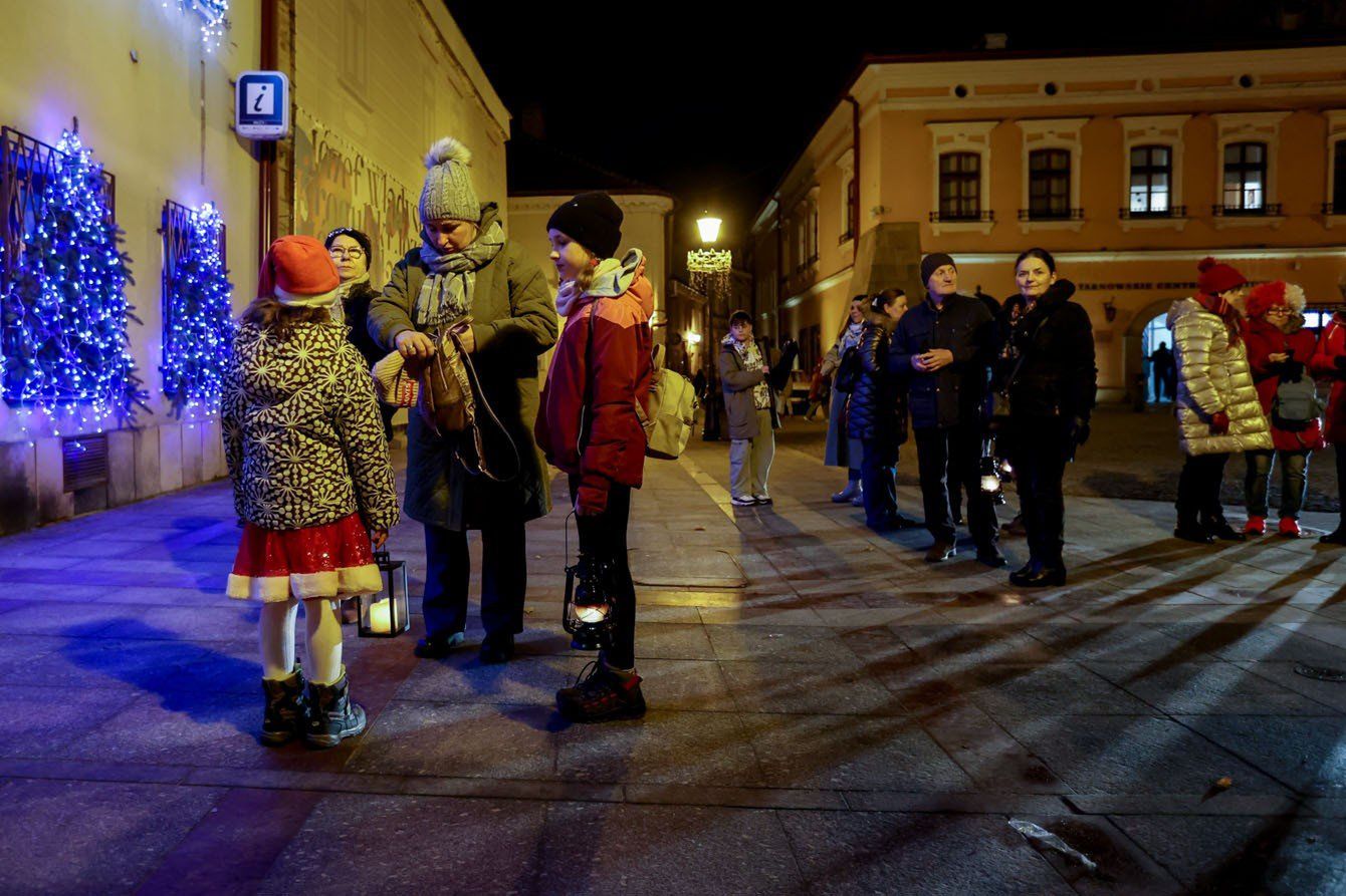 W Mikołajkowym nocnym zwiedzaniu Tarnowa uczestniczyli zarówno dorośli, jak i dzieci