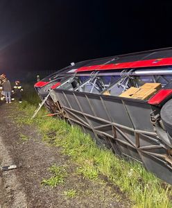 Groźny wypadek na A4. Autokar z żołnierzami z USA wpadł do rowu