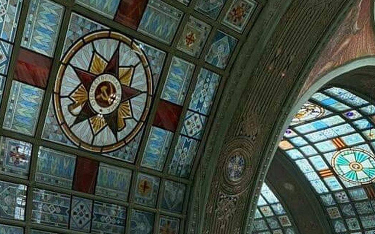 Sierp, młot i czerwona gwiazda wewnątrz cerkwi sił zbrojnych 