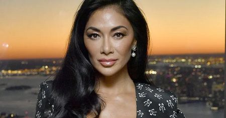 Nicole Scherzinger w niebieskim bikini. Widok w tle oszałamia