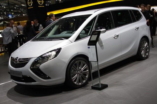 Opel Zafira Tourer - salonka we Frankfurcie [wideo]