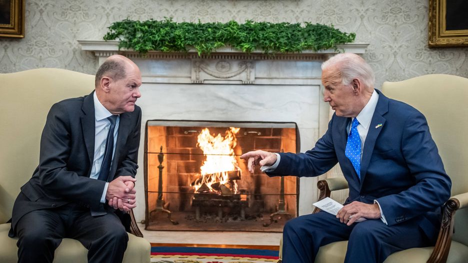 Chancellor Scholz in the USA
09 February 2024, USA, Washington: German Chancellor Olaf Scholz (SPD, l) sits next to US President Joe Biden during a bilateral meeting in the Oval Office at the White House. This is Scholz's third visit to the White House as Chancellor. Topics will include military aid for Ukraine, the conflict in the Middle East and the NATO summit in the summer. Photo: Michael Kappeler/dpa 
Dostawca: PAP/DPA
Michael Kappeler
International, ---, Gestures, Conversation