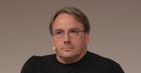 Twórca Linuksa o łatkach Intela na luki w procesorach: „To zwykłe śmieci!”