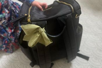 Co oznacza wstążka na torbie? Matki wysyłają sygnał