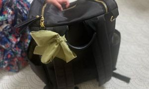 Co oznacza wstążka na torbie? Matki wysyłają sygnał