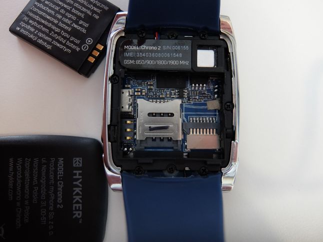 Smartwatch obsługuje karty micro SIM i micro SD