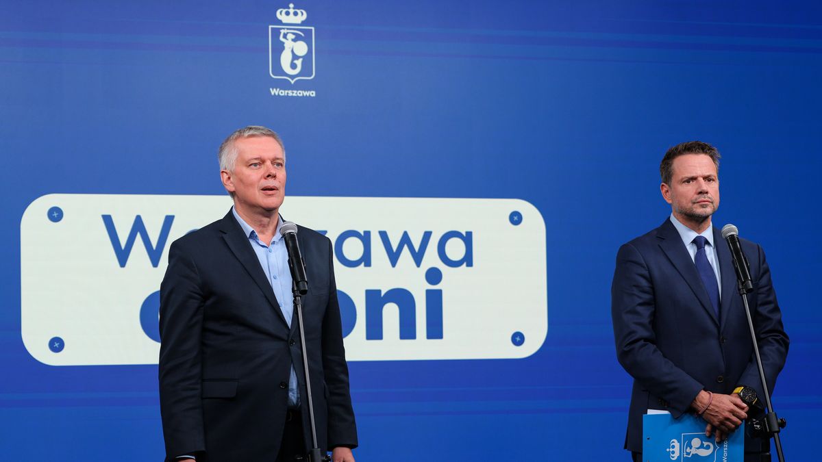 Warszawa, 30.09.2024. Minister spraw wewnętrznych i administracji, koordynator służb specjalnych Tomasz Siemoniak (L) i prezydent stolicy Rafał Trzaskowski (P) podczas konferencji prasowej nt. planowanych działań w ramach Tygodnia Bezpieczeństwa i programu "Warszawa Chroni", 30 bm. w Warszawskim Pawilonie Architektury "ZODIAK". (sko) PAP/Paweł Supernak