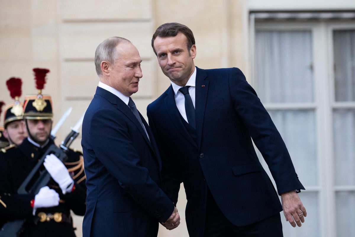 Rosyjski dyktator Władimir Putin i prezydent Francji Emmanuel Macron