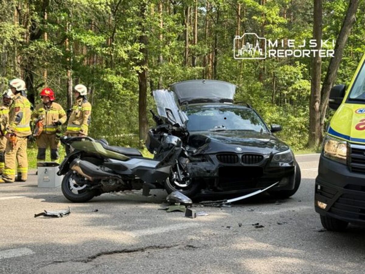 Marki: Zderzenie dwóch BMW na DW 631. Droga zablokowana