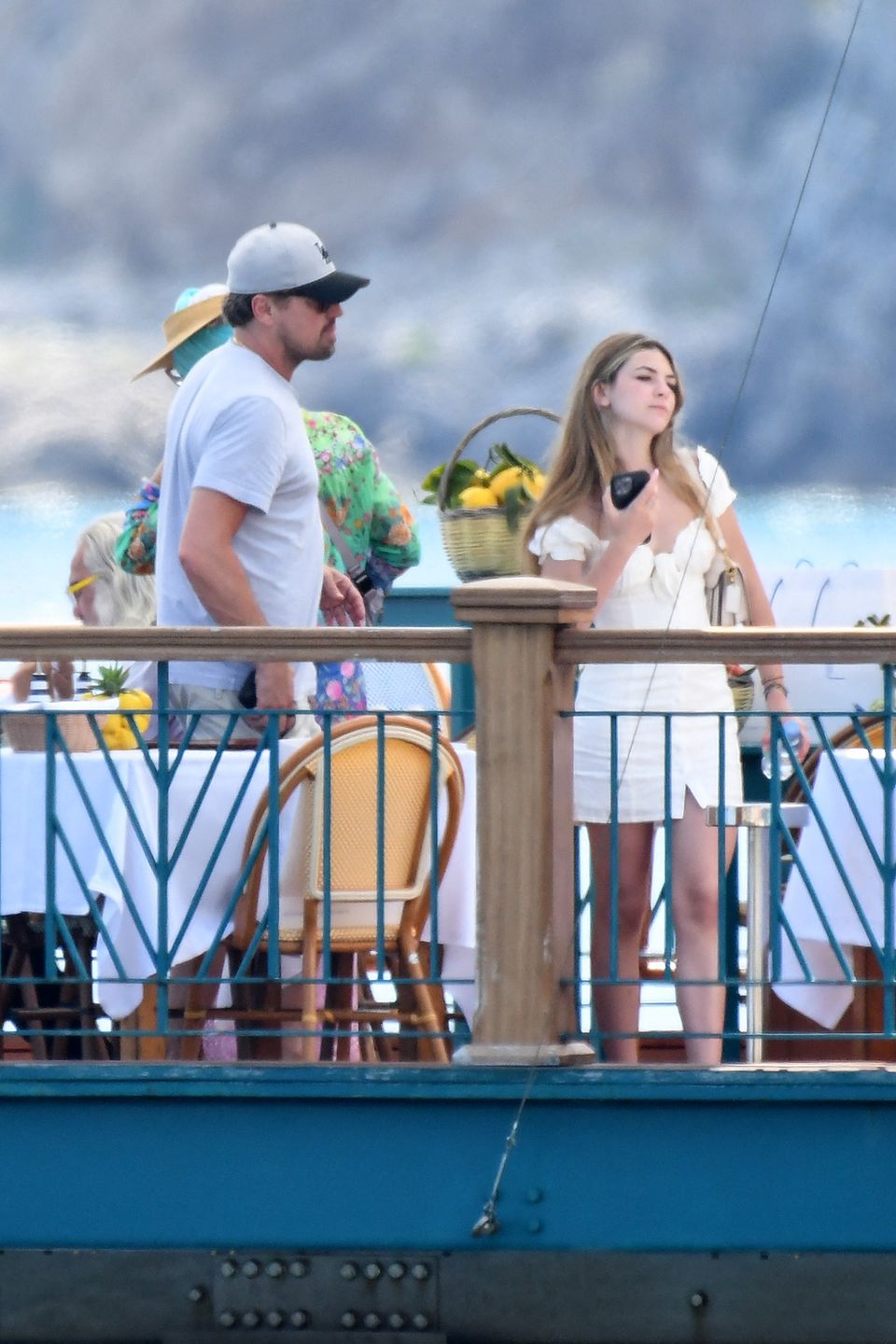 Leonardo DiCaprio z rodzicami i młodą pięknością