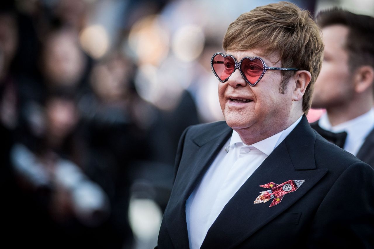 Włochy. Elton John na Capri bez maseczki