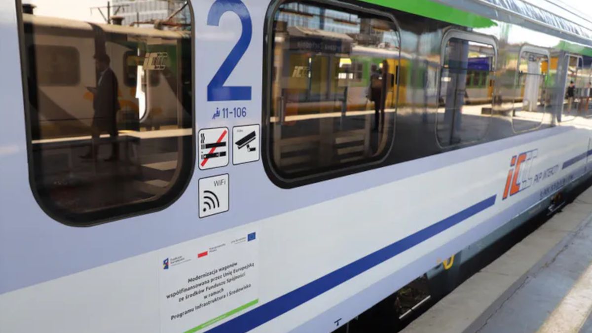 Dwaj mężczyźni spadli z dachu szynobusu.