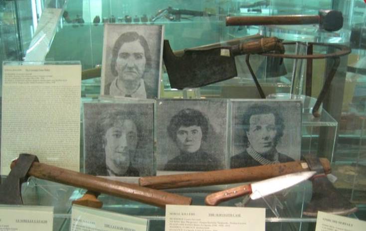 Narzędzia zbrodni i zdjęcia ofiar Cianciulli