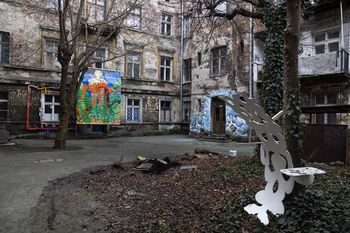 Kraków: Niezwykła kamienica przy Zwierzynieckiej. Artystyczne graffiti, odrapane ściany i Matka Boska