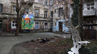 Kraków: Niezwykła kamienica przy Zwierzynieckiej. Artystyczne graffiti, odrapane ściany i Matka Boska