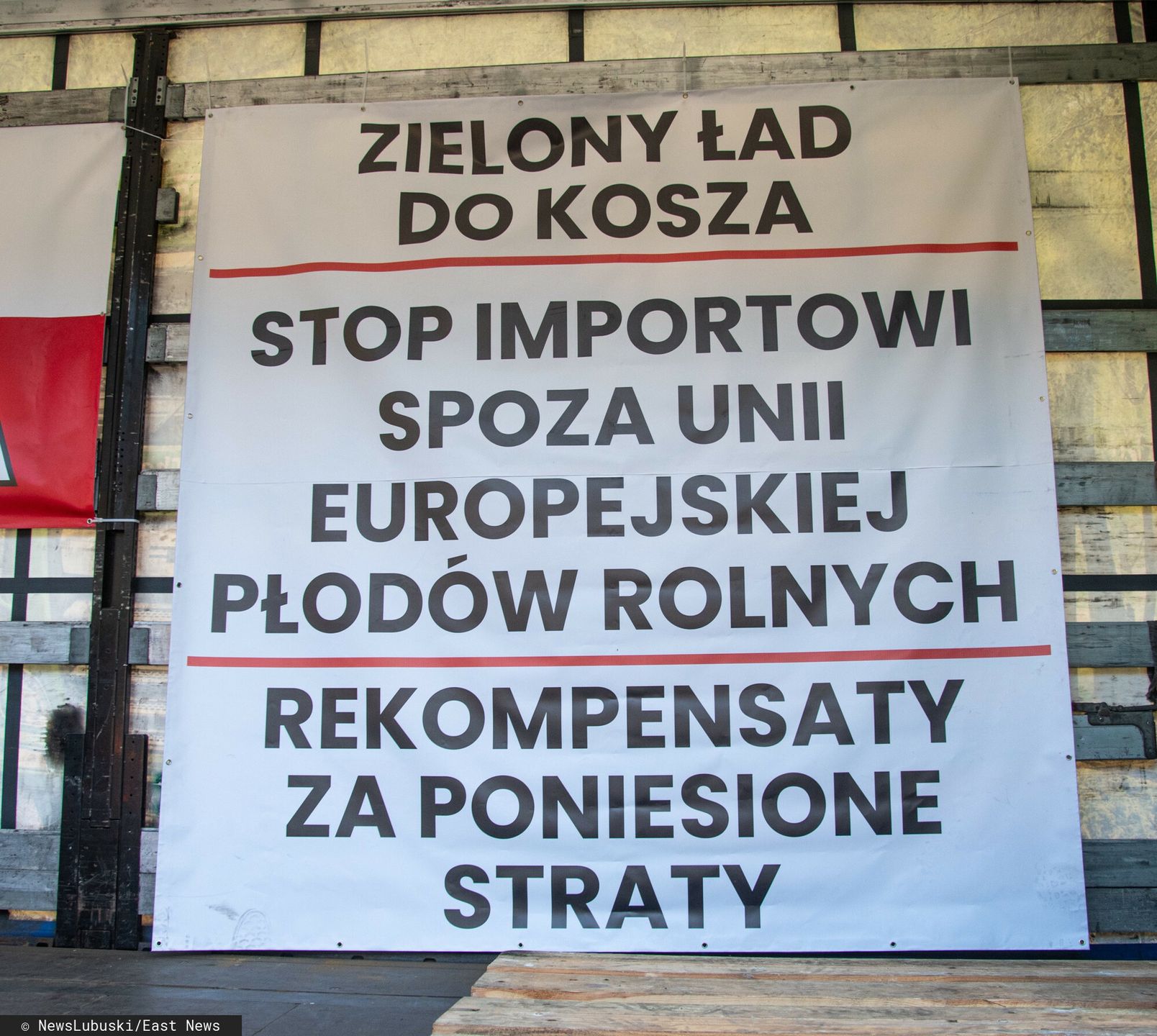 Rolnicy blokuj? przej?cie graniczne w ?wieckuFot. NewsLubuski/East News, Swiecko - granica polsko-niemiecka, 25.02.2024. Protest rolnikow z Polski i Niemiec na autostradzie A2 (przejscie graniczne w Swiecku). Ciagniki, samochody osobowe i piesi zablokowali granice w obu kierunkach. Rolnicy protestuja przeciwko wymogom tzw. Zielonego Ladu, polityce rolnej Unii Europejskiej i importu produktow z Ukrainy.NewsLubuski